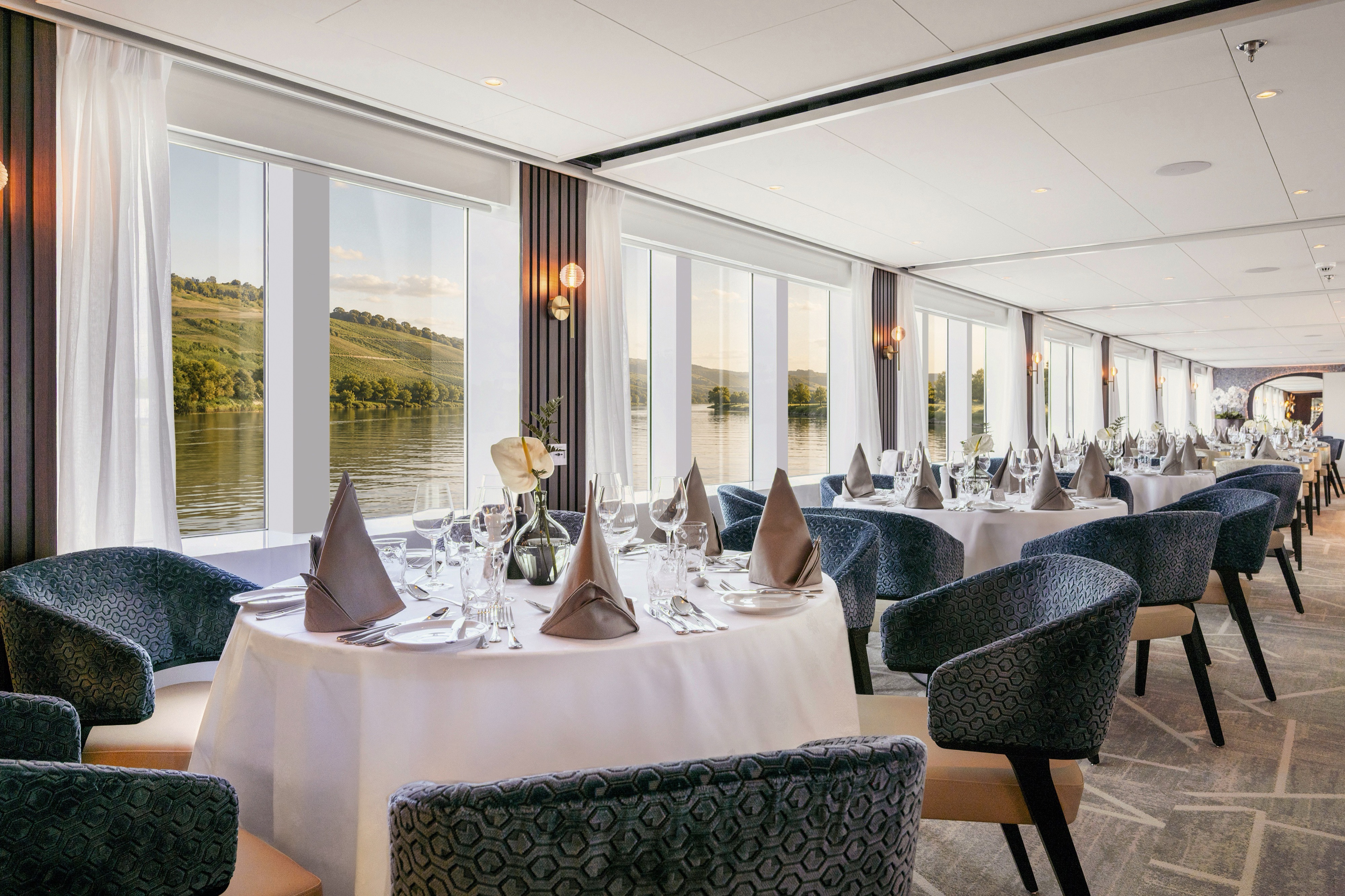 ©Lueftner Cruises Amadeus Aurea Panorama Restaurant 2.jpg